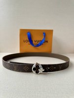 特 本款3.0宽幅腰带以 Monogram 帆布和皮革分饰两面，闪耀金属 Lv Initiales 搭扣的瞩目意味。悠闲格调适宜搭配牛仔着装