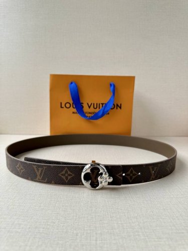 特 本款3.0宽幅腰带以 Monogram 帆布和皮革分饰两面，闪耀金属 Lv Initiales 搭扣的瞩目意味。悠闲格调适宜搭配牛仔着装