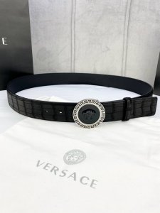 特 宽度4.0Cm Versace范思哲采用精挑细选进口牛皮，此款鹿皮腰带配有醒目的美杜莎头像搭扣，可为任何造型增添几分立体雅致效果。