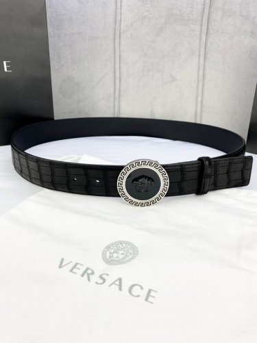 特 宽度4.0Cm Versace范思哲采用精挑细选进口牛皮，此款鹿皮腰带配有醒目的美杜莎头像搭扣，可为任何造型增添几分立体雅致效果。
