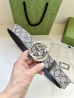 宽度4.0 Gucci 历史细节和现代元素是Gucci最新系列的特点 历史的花押字硬件致敬品牌的创始人Guccio Gucci 这款腰带采用黑色皮革精制而成 饰