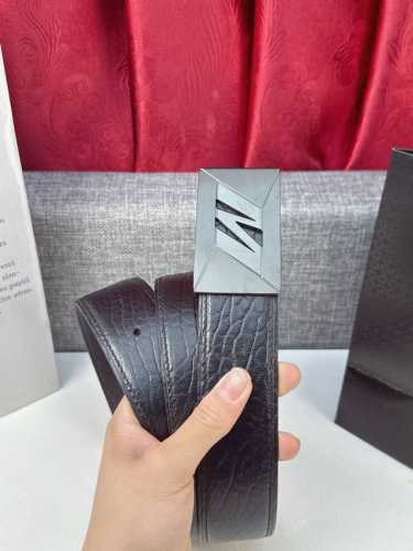 特 P180 品牌： 万宝龙 新款进口3. 8 Cm不锈钢平滑扣双面头层牛皮皮带，手感细腻柔软。搭配纯钢板扣精品钢扣，男士必备！宽度： 3.8Cm不锈钢平滑扣