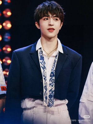 香奈儿Twilly小丝巾来了，Chanel 卡通字母名副其实的小可爱，人手三条闭眼收，我都不拦着N久都没有见过这么好看的Twilly真的是真香本香了，凹造型必备