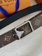 Lv Initiales3.4宽腰带取材 Monogram Eclipse 帆布和素净牛皮 为标志性 Lv 搭扣描绘摩登哑光质感 可令任意造型展露典雅意味 Mo