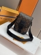 顶级原单原版开发，全钢五金本款 Archy 小号邮差包选用 Monogram Macassar 帆布和皮革饰边，再以皮革包角和镶边彰显考究格调。路易威登标识点缀