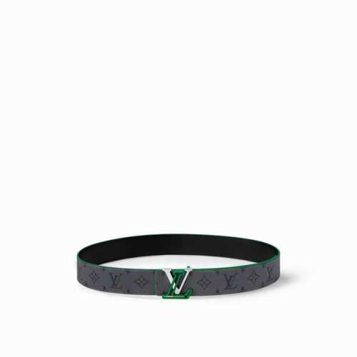 特 4.0宽Lv Line 双面腰带以 Monogram Eclipse Reverse 帆布和牛皮革展露潮流气息，并将相同色彩理念延续至边染和 Lv 搭扣的镂