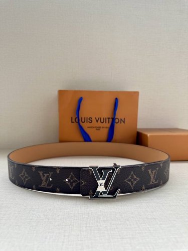 特 本款4.0宽 Lv Initiales 双面腰带推出缤纷新色。一面为华美 Taurillon 皮革铺陈品牌经典图案，一面以光滑素雅牛皮革展露低调个性。Lv
