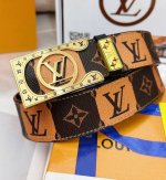 皮带：Lv..路易..威登顶级复刻- 腰带：原单品质百分百进口头层牛皮，保证真皮。雕花镂空工艺.真空电镀.永不掉色.24K纯钢扣头层老花，黑格，棕格，黑花，格仔