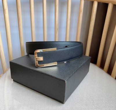 高端品质，实物拍摄 批￥ 配全套礼盒 ：Prada 普拉达 专柜最新款 这款腰带精致低调 优雅摩登 简约时尚的金属带扣配有刻字徽标 勾勒精致细节 是prada男