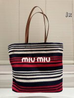 Size :大号33.35 Miumiu夏日限定沙滩包 草编系列新品 当然这个色彩是最吸引 蓝色杏色搭配 是夏天的颜色哦！