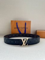 特 L防水料压花格纹 此款以天然小牛皮单面用腰带，时尚新潮，尽显品牌个性。小牛皮材质，饰有路易威登标志性的Monogram压纹。Lv Pyramide搭扣的亮色