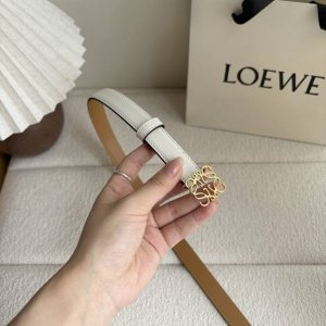 走量款 重磅来袭 Loewe 鹅卵石纹牛皮腰带。Anagram搭扣 Anchor腰带扣 宽2.0Cm，五孔调节。白色 金扣