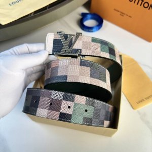 原版包裝 驢牌原單新品 寬度40毫米 此款腰帶雙面可用 做工精細的新型搭扣 面採用專用定制面料 襯托獨具特色的小牛皮底 百搭款