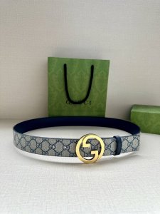 宽度3.8Cm Gucci 这款双面腰带巧妙融合Gg Supreme帆布与头层品牌纹理材质，演绎历久弥新的实用设计理念。富有辨识度的双G配件再现典藏搭配，诠释当