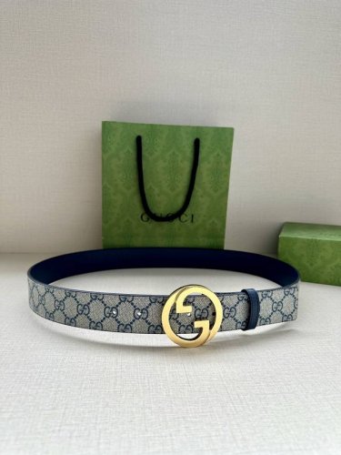 宽度3.8Cm Gucci 这款双面腰带巧妙融合Gg Supreme帆布与头层品牌纹理材质，演绎历久弥新的实用设计理念。富有辨识度的双G配件再现典藏搭配，诠释当