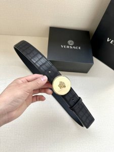 宽度4.0Cm 范思哲versace人头标志：腰带扣上的3D饰有古希腊回纹镂空美杜莎，赋予该款palazzo腰带很高的辨识度。