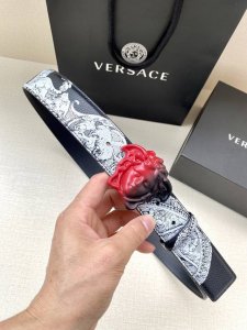 宽度4.0Cm范思哲此款粒面牛皮革腰带饰有一枚彩色3D美杜莎腰带扣和代表不断演进的Gold Hibiscus印花用芙蓉花对往季的Barocco印花加以重新诠释，