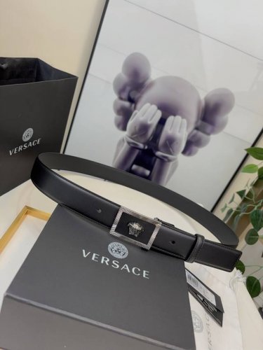 范思哲versace，此款腰带采用精美的意大利皮革于意大利制造。3.5Cm宽