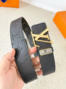 品名： Lv..路易..威登腰带皮带原单 型号：挂扣，经典纯钢材质挂扣，头层牛皮，图片实物拍摄 材料：头层牛皮，挂扣系列，纯钢材质扣头，钯镀电镀工艺永不掉色。原