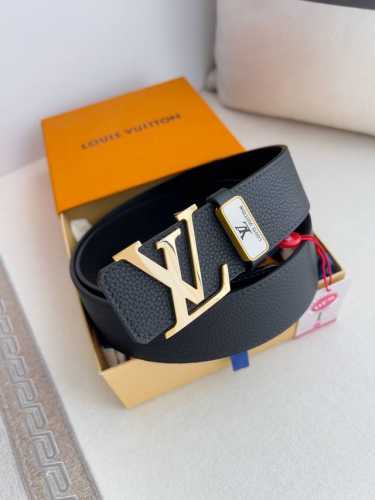 品名： Lv..路易..威登腰带皮带原单 型号：挂扣，经典纯钢材质挂扣，头层牛皮，图片实物拍摄 材料：头层牛皮，挂扣系列，纯钢材质扣头，钯镀电镀工艺永不掉色。原