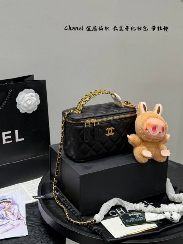 折叠礼盒 带拉布布挂件！ Size ：18*11Cm Chanel 香奈儿 化妆包 高级精致Vanity 编织金属手柄 小香家 24B 长盒子 箱子 我愿称本季