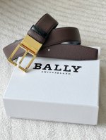 Bally 双面用皮带，宽度3.4Cm 深棕配色沉稳又不失优雅，掌纹皮质感满满，搭配闪耀的金色扣头 ，尽显奢华格调。无论是商务正装，还是休闲穿搭，它都能轻松适配