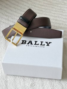 Bally 双面用皮带，宽度3.4Cm 深棕配色沉稳又不失优雅，掌纹皮质感满满，搭配闪耀的金色扣头 ，尽显奢华格调。无论是商务正装，还是休闲穿搭，它都能轻松适配