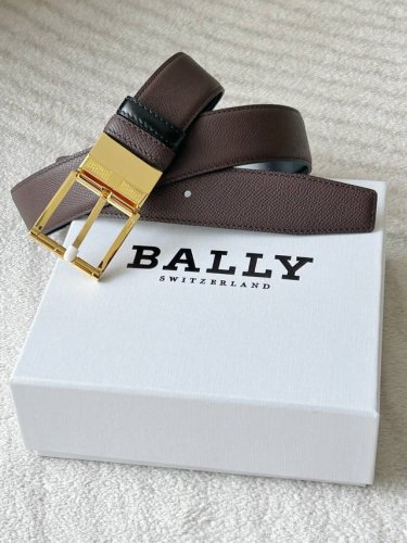Bally 双面用皮带，宽度3.4Cm 深棕配色沉稳又不失优雅，掌纹皮质感满满，搭配闪耀的金色扣头 ，尽显奢华格调。无论是商务正装，还是休闲穿搭，它都能轻松适配