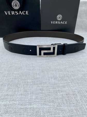 宽度3.5Cm Versace此款平纹小牛皮腰带饰有一枚几何形状的希腊回纹搭扣，可搭配正装或休闲装。 - 点击图像关闭