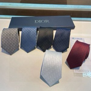 Dior家款新领带 Dior男士Cd提领花带 稀有展现精湛工手与时尚优雅理的想选择，这采款用Do家最经极典具标志性Logo提制花成的领带，以同色调法手演绎的更显