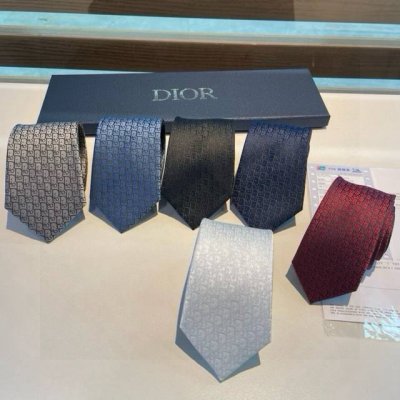 Dior家款新领带 Dior男士Cd提领花带 稀有展现精湛工手与时尚优雅理的想选择，这采款用Do家最经极典具标志性Logo提制花成的领带，以同色调法手演绎的更显
