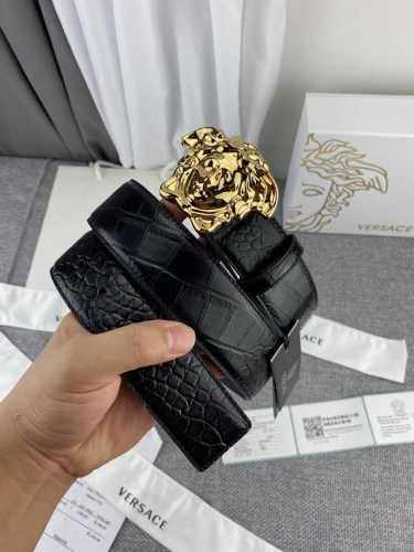 范思哲，宽3.8Cm，重磅推出 新版范思哲美杜莎Versace .，现货实拍 . 进口牛皮头层鳄鱼纹，独家定制 高端大气，精品原单货。