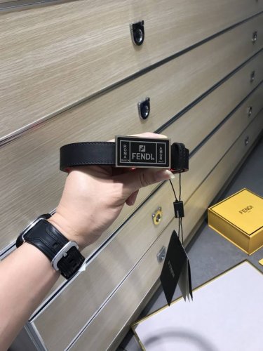 新款 Fd 宽25Mm 标志造型皮带 原版铆钉磨胶扣 进口原版小牛皮配制黑色专用料制成 镀金表面金属制品 品质保证 非市场通货