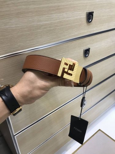 特P210 配送专柜包装 打孔针 新款 Fd 宽35 Mm 标志造型皮带，条纹F尾夹扣式带扣，进口棕色荔枝纹牛皮搭配经典压老花Ff 图案，支持Nfc 芯片 ，镀