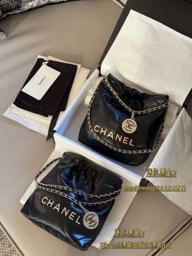 配盒 Size：20*20Cm 小香家 迷你22Bag 缩小版22Bag显得格外的俏皮可爱， 依旧是小牛皮材质， 柔软而轻盈！ 搜索 垃圾袋 Mini