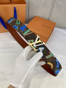 特 4.0宽 :双面腰带为 Monogram 帆布注入明亮字母印花的青春气息，与另一面的素雅小牛皮共同烘托 字母搭扣。Nba 标识皮革贴饰彰示路易威登与篮球联赛