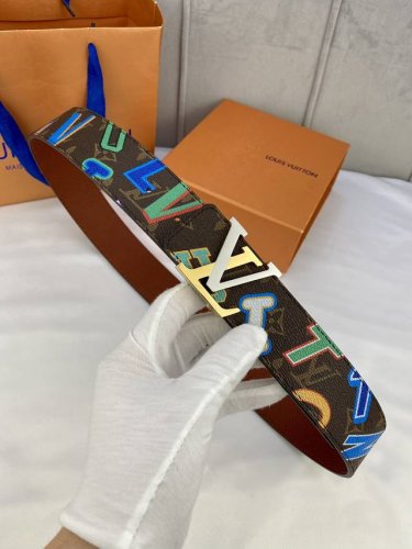 特 4.0宽 :双面腰带为 Monogram 帆布注入明亮字母印花的青春气息，与另一面的素雅小牛皮共同烘托 字母搭扣。Nba 标识皮革贴饰彰示路易威登与篮球联赛