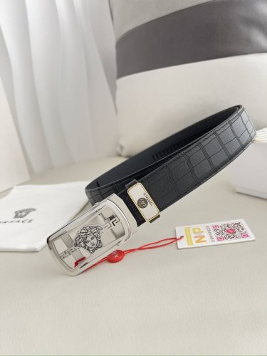 品名：范思哲.Versace.皮带腰带自动皮带 型号：自动带，纯钢材质经典人头自动扣，图片实物拍摄 腰带：百分百头层牛皮，自动带身，保证真皮。24K纯钢扣永不掉