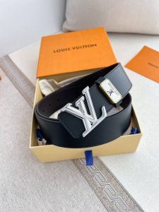 品名： Lv..路易..威登腰带皮带原单 型号：挂扣，经典纯钢材质挂扣，头层牛皮，图片实物拍摄 材料：头层牛皮，挂扣系列，纯钢材质扣头，钯镀电镀工艺永不掉色。原