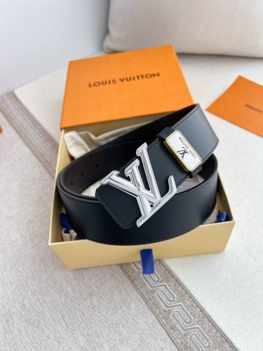 品名： Lv..路易..威登腰带皮带原单 型号：挂扣，经典纯钢材质挂扣，头层牛皮，图片实物拍摄 材料：头层牛皮，挂扣系列，纯钢材质扣头，钯镀电镀工艺永不掉色。原
