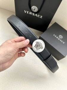 宽度4.0Cm Versaec 范思哲 此款时尚腰带由柔软的小牛皮革制成，饰有立体美杜莎原单钢扣 五金采用真空电镀 。