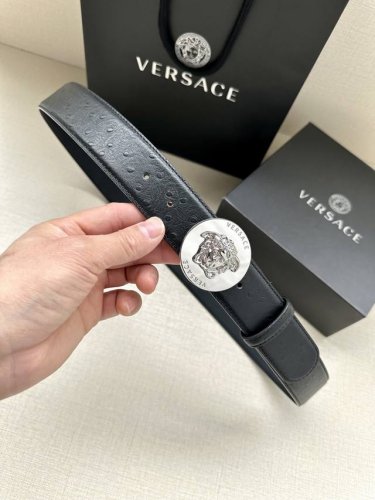 宽度4.0Cm Versaec 范思哲 此款时尚腰带由柔软的小牛皮革制成，饰有立体美杜莎原单钢扣 五金采用真空电镀 。
