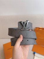 高端品質，實物拍攝 批￥ 配全套禮盒 ： Lv路易威登 原版品質 代工廠貨品 40Mm寬度 正品一體鑄造五金鋼扣，原廠皮料 雙面原廠定制面料，可雙面使用！區別市
