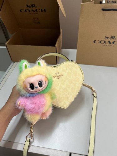 配Labubu拉布布挂件 蔻驰Coach Heart爱心包 经典对未来的展望 时尚百搭 上身可爱且魅力 D-304尺寸18×15飞机盒