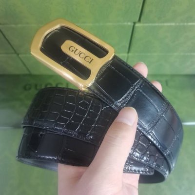 Gucci 40毫米新款鳄鱼纹风尚演绎两式经典：小牛皮诠释低调典雅的气质。令此款百搭设计更臻完美。