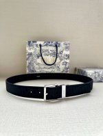 宽度3.5Cm Dior 这款腰带采用黑色超迷你 Oblique 印花面料精心制作，搭配金属覆层黄铜腰带扣，彰显优雅时尚的风范。腰带长度可调节，可与各式 35