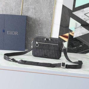 专柜有售 顶级原单质量 型号：1Sfpo101 黑色提花牛仔布 Safari Dior Oblique提花和黑色粒面触感牛皮革肩背包。 外部胶面“Dior”标志