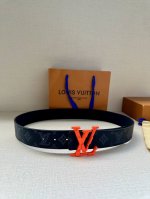 Lv 牛皮压花Pont Neuf皮带宽40毫米这款Taurillon 腰带采用Lv Logo压花设计，进口牛皮面料手感柔软细腻，适合各种风格类型使用，经典设计