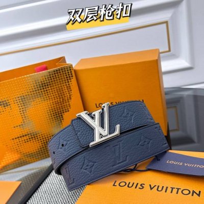 Lv Dimension 双面腰带将创意传承与华美街头风范共冶一炉，彰显创意总监 Pharrell Williams 的时尚远见。Monogram 帆布铺陈外层
