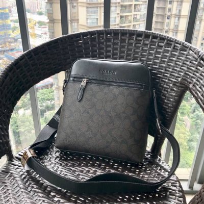 同步新款 Coach73336经典Pvc配牛皮男士单肩斜挎包，经典的专用C纹Pvc搭配头层牛皮材质，C纹拼接牛皮非常的简约时尚，简单出行男士的日常用品都能装下，